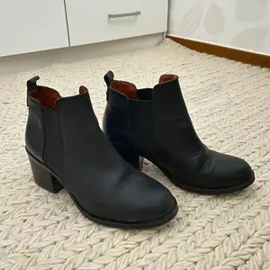 Boots med klack i äkta nubuck, i färgen svart. Eftersom dessa är i nubuck är färgen något ljusare. Jättesköna skor till vardags med en klack på ca 5-6cm. Använt skick