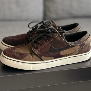 Nike Zoom Stefan Janoski Camo - Ett par limited edition skate-sneakers från Nike SB - Stefan Janoski. Liten i storleken (24 i cm) 