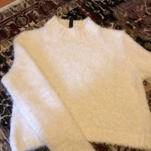 Tröja  - Säljer en helt ny tröja som e super mysig i storlek M. Den är dock ganska liten i storleken 