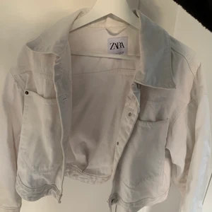 Jeans jacka - Skit cool jeansjacka som är lite overzised i armarna och runt om! Den går till midjan på mig och är knappt använd⭐️⭐️⭐️ storlek : XS. pris: 250+frakt