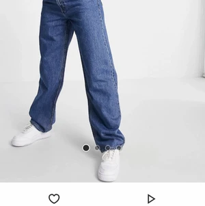 Rail Jeans från Weekday i bra skick - Knappt använda, i väldigt fint skick! Pris kan diskuteras  