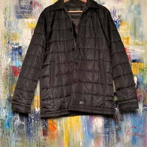 Brixtol Textiles jacka, stl M - Svart oanvänd jacka från Brixtol Textiles. Stl M.