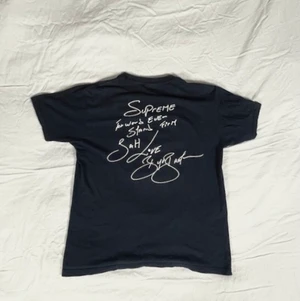 SUPREME buju banton tee  - Svinsnygg 2019 supreme t-shirt (limited edition!! Säljs inte mer och stigande värde). Sparsamt använd skulle säga att condition är på 7/10 typ. Superfräsch och definitivt en favorit i garderoben men säljer nu för att få in en slant💞 ställ gärna frågor om du har några🌶