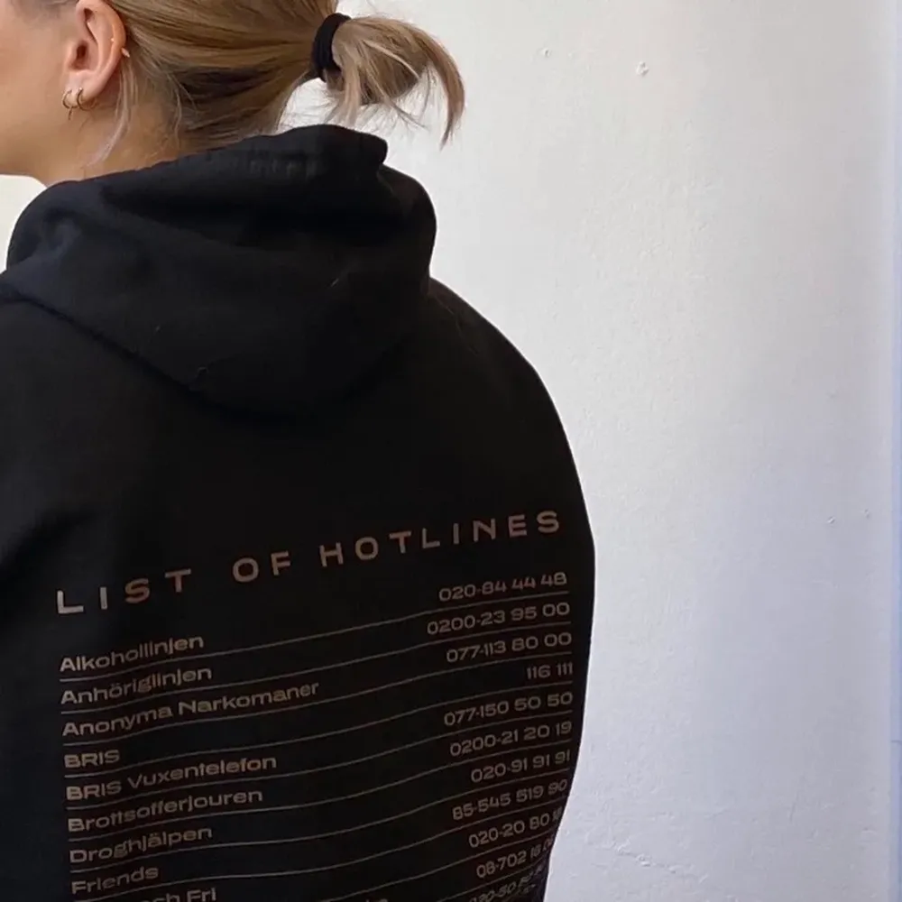 Säljer denna jättefina och coola hoodie köpt från plick från ett uf konto, storlek xs. Hoodies.