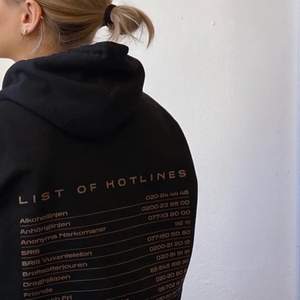 Säljer denna jättefina och coola hoodie köpt från plick från ett uf konto, storlek xs