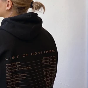 Hoodie - Säljer denna jättefina och coola hoodie köpt från plick från ett uf konto, storlek xs