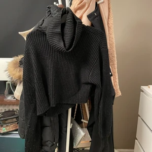 Svart stickad - Svart stickad croppad polotröja.