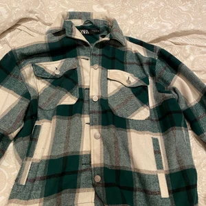 Populära Zara jackan - Fina Zara jackan perfekt till hösten, köpt för 500 kr. Säljer för den inte kommer till användning längre💖