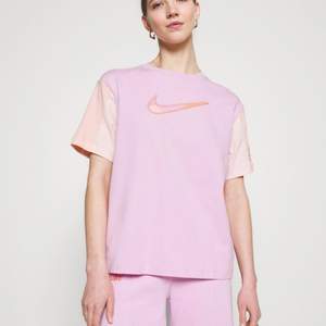 Rosa t-shirt från Nike, köpt för ett år sen men i princip oanvänd. Storlek S