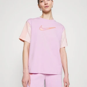 Rosa Nike t-shirt - Rosa t-shirt från Nike, köpt för ett år sen men i princip oanvänd. Storlek S