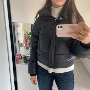 Svart puffer jacka - SÅ snygg dunjacka med stor gosig luva. Typ glansigt material ish och har en slitning som syns på sista bilden, men inget märkvärdigt när man bär jackan. Går även att sy/limma igen enkelt 😉 Köpt för 700kr! Kan sänka pris vid snabbt köp