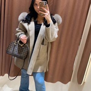 Päls kappa  - Säljer min fina pälskappa med äkta päls. Storlek S men den passar alla storlekar så skulle säga att den är mer One Size. Super fin och säljes pga att den inte kommer till användning just nu. 