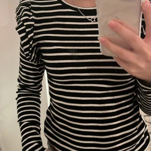 Tröja från zara - Supersnygg randig tröja ifrån zara med volanger på axlarna🥰💖