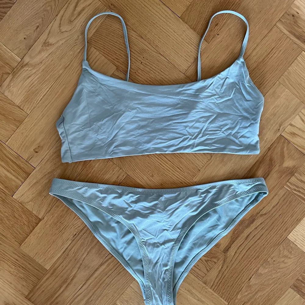 Sportig bikini från Bikbok i skimrande blå/grön färg. Båda delarna i storlek M. Övrigt.