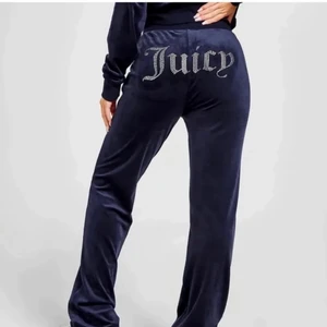 Mörkblå juicy Couture - Säljer mörkblåa jucy byxor med text köper står köparen för frakt lånad bild skriv för mer bilder eller frågor knappast använda 