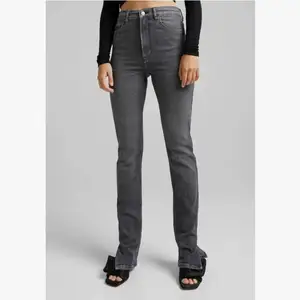 Populära Zara jeans med slits i fint skick, knappt använda. Storlek 36. passar dem mellan 165-170 cm. 200kr💓