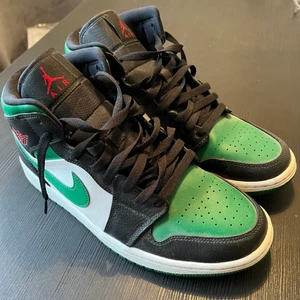 Jordan 1 mid green toe - Ett par Jordan 1 mid green toe i nytt skick., ingen crease. Strl 44. Köpta från stockx. Kvitto, tagg och box finns kvar. Kostar ca 1800kr på stockx just nu. Billigaste på plick.
