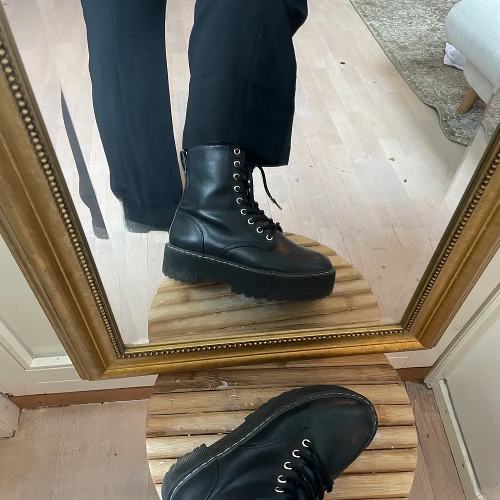 Säljer ett par svarta boots från H&M i storlek 38. Använda ett fåtal gånger. . Skor.