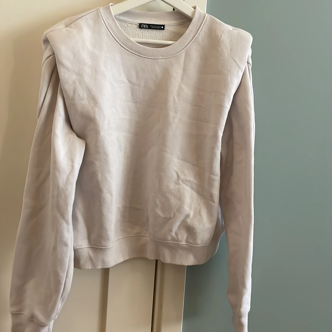 Tröja med axelvadd från zara