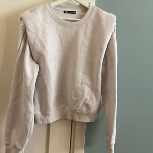 Tröja med axelvadd från zara - Super fin, ej använd 