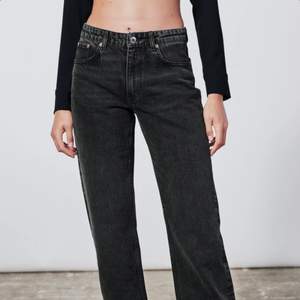 Mörkgrå/svarta mid waist jeansen från zara💕💕 Storlek 40 men väldigt små i storleken så sitter bra på en 36/38. Säljes pga av det är för små, och de är i väldigt bra skick!