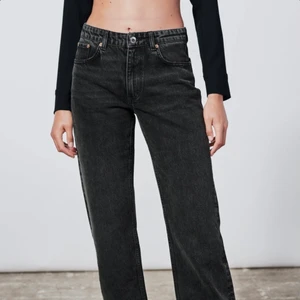 Zara mid waist jeans - Mörkgrå/svarta mid waist jeansen från zara💕💕 Storlek 40 men väldigt små i storleken så sitter bra på en 36/38. Säljes pga av det är för små, och de är i väldigt bra skick!