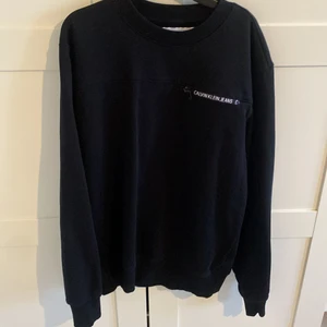 Svart Calvin Klein tjocktröja - Jag säljer min svart Calvin Klein tröja som är i storlek M. Säljer pågrund av att jag inte använder den. Den är köpt på NK.