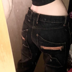 unika lågmidjade byxor - så fina low waisted mörk blå/grå jeans med raka ben samt coola orangea dragkedjor på fickorna och lappade detaljer på frambenen. Bra skick förutom en av bältremmarna som har lossnat lite, men går lätt att fixa. De är i storleken W29-L30, passar mig som är XS men skulle nog passa S med. Köparen står för frakten❣️