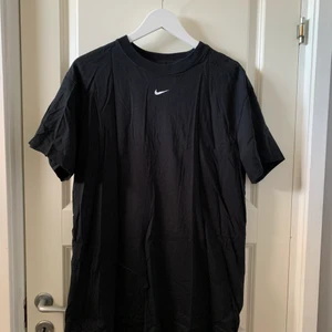 Nike t-shirt klänning storlek L - T-shirt klänning ifrån Nike. Har varit en favorit men är nu förliten, den är i storlek L men är liten i storleken så passar nog perfekt för en M. Riktigt snygg klänning som matchar till allt. Köparen står för frakten!🖤
