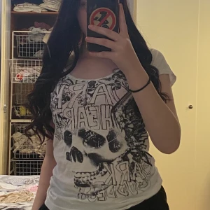 Tröja med tryck - Vit tröja med tryck, tajt, sitter bra urringad, använd några gånger, fick den av min syster