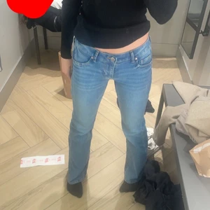 Lågmidjade jeans - Ljusblå lågmidjade jeans, bootcut. Helt nya. Skriv vid intresse eller om ni har några frågor. Många intresserade så skriv vad ni skulle kunna ge för de