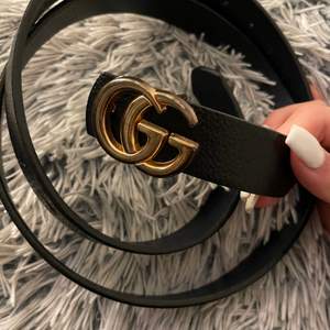 svart guld Gucci bälte (fake), den har tappat lite färg men väldigt fin. säljer rimlig pris. Skriv vid intresse 