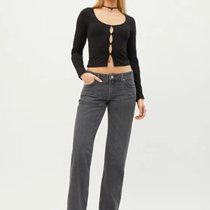 Weekday arrow low straight jeans - Säljer jätte fina byxor i fint skick! Super fin modell men lite för stora på mig som är 157 och använda 1 gång. Säljer för att de är för de är lite för stora och för långa annars perfekta! Original pris på byxan är 500 men säljer för 200 och storlek är waist 27 lenght 32.