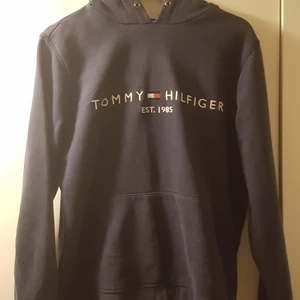 Tommy Hilfiger huvtröja - Tommy Hilfiger huvtröja i bra men använt skick, 3/5. Inga hål eller så. 
