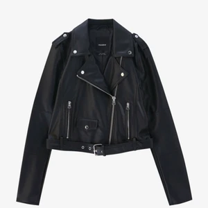 Skinnjacka - Säljer min supersnygga skinnjacka från pull&bear då jag har dubbletter, som ny och inga skavanker eller liknande. 600kr nypris. Jag är en s/m och den sitter superbra på mig. Så med andra ord liten i storleken. Skriv för fler bilder eller frågor och kom med prisförslag 💓💓