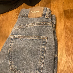 Jeans  - Jeans från pull & bear i storlek 36, knappt använda och har passat mig som är 170!✨ (finns fler bilder om så önskas)