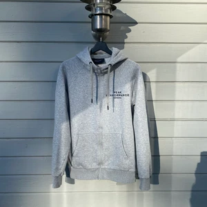 Peak Performance Zip Hoodie (M) - Zip Hoodie från Peak Performance i storlek M. Väl använd men fortfarande i bra skick, inga defekter. Sitter perfekt i storleken, true to size. 