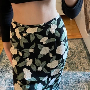 Blommig kjol - Blommig kjol med en slits på vänster sida