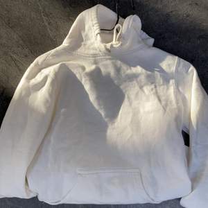 Vit basic hoodie, köpt i New york men används inte då jag har andra liknande