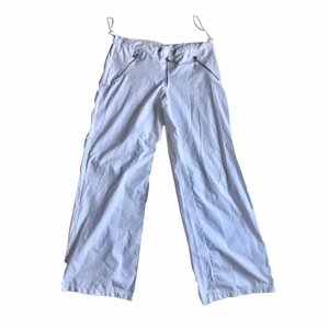 Vita lågmidjade tygbyxor  - uperfina och sköna tygbyxor! Passar bra nu när det börjar bli vår och även till sommaren då de är ganska tunna. Det finns band i midjan så man kan justera hur de ska sitta i midjan. De har lite ”defekter” (se bild 3)då de har svarta streck längst ner på benen men de syns inte när man har på dig dem💗 innerbenslängd: 82cm (passar mig som är 178) midja: 86cm går att spänna till ca 70cm