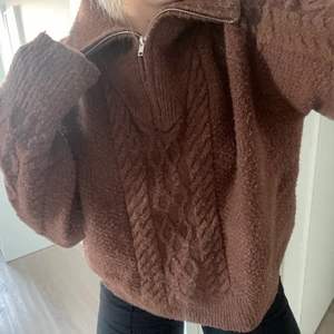 stickad half zip  - Superfin stickad tröja med half zip. Från Nakd och helr slutsåld i alla strl. Använder tyvärr inte längre. Har tyvärr blivit lite nopprig (därav priset) men inget man ser när man har den på sig och går även att ”raka” bort. 