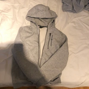 Sail racing  - Säljer denna kofta eftersom den är för liten för mig. Och kommer inte till användning 