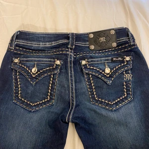 Miss Me jeans - Säljer mina super coola jeans pga rensar ut garderoben!! Tror midjemåttet är ungefär 80 cm och passar mig i längden som är 163 💞 Är i såå fint skick!! Hör av er vid intresse 💖