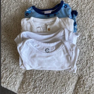 Barn kläder - 4 st body i strl 56