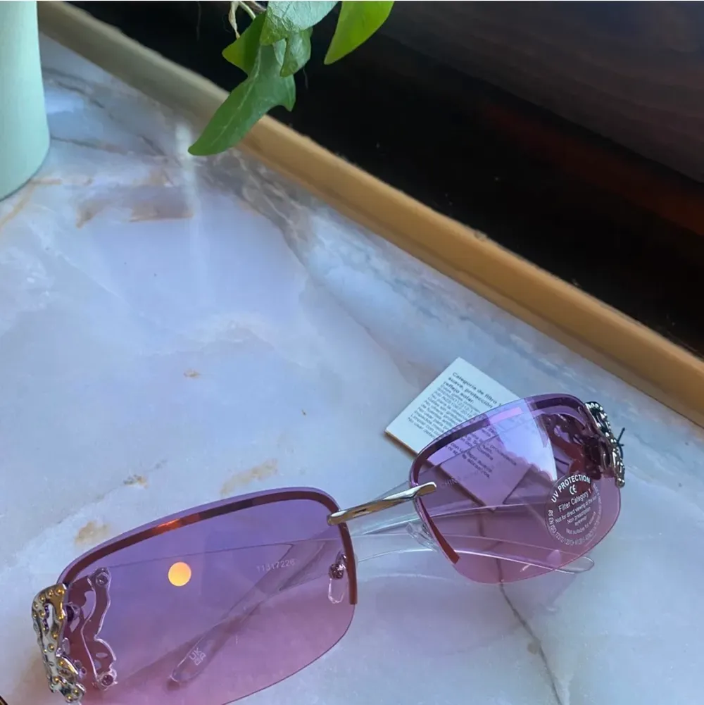 Coola solglasögon med rosa/lila glas och fjärilsdetaljer!💜 slutsålda från asos, aldrig använda. Accessoarer.