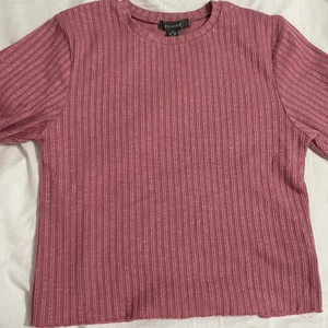 Rosa tröja - Söt tröja i storlek M. Ribbad som ni ser! 🥰 Kan mötas upp i Stockholm eller skicka på posten ❤️ 60kr + frakt ❤️