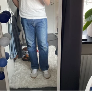 Vintage levis 501 - Vintage levis 501 jeans köpta på ’Ettresex’, mörkblå med snygga fades och fin paint splatter. Straight fit, riktigt schysst par 🙌🏻 kommer inte till användning tyvärr:( passar storlek runt 32/32👌🏼✨