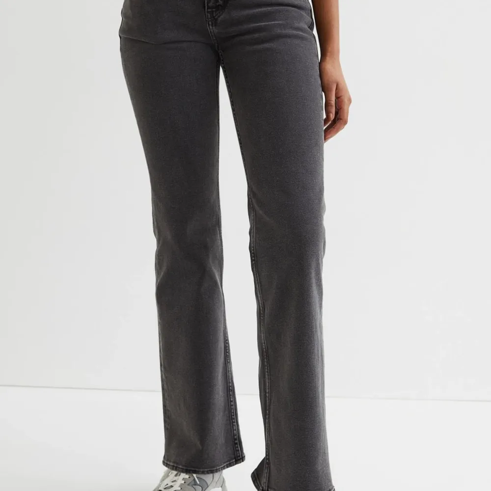 Säljer nu dessa grå lågmidjade jeans som är lite bootcut💞 storlek 38 men passar S , använda 2ggr så fint skick 💘 Finns inga bilder på dom är tyvär är för små😫. Jeans & Byxor.