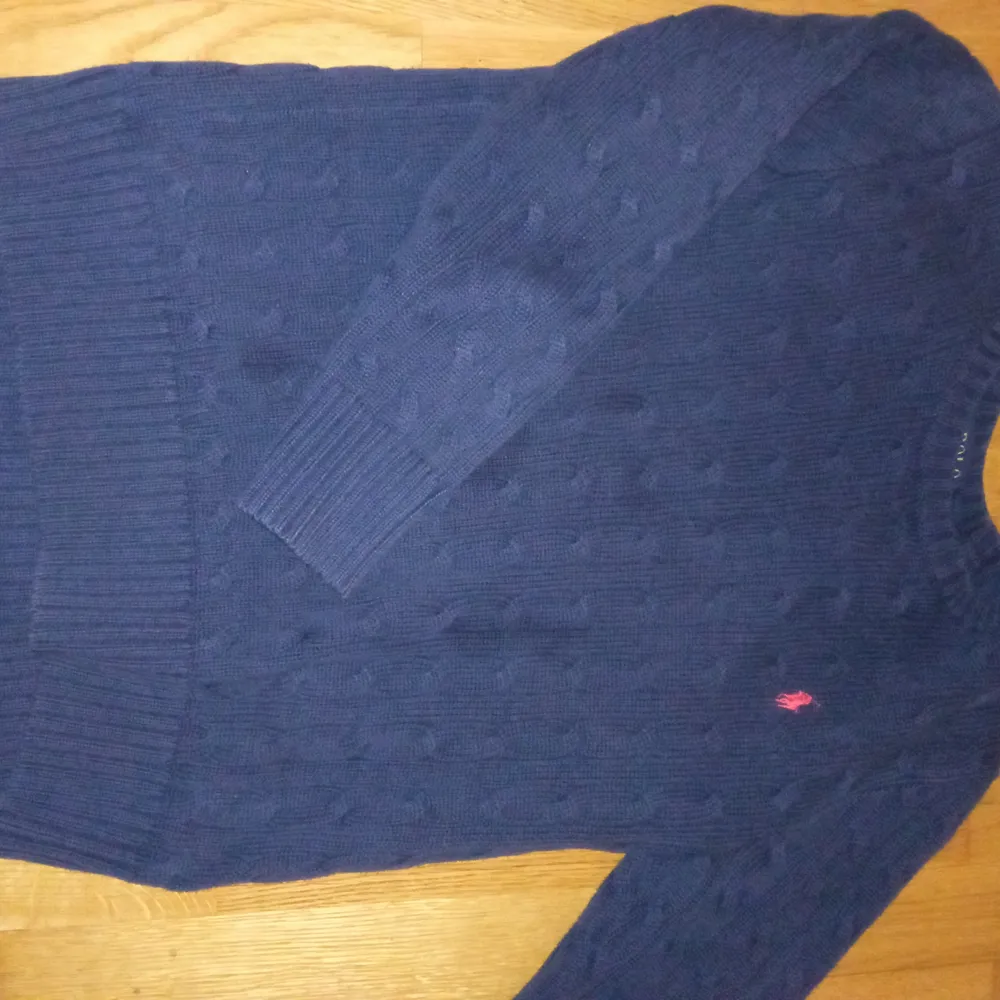 En fin marin blå polo ralph lauren stickad tröja. Den är i storlek M men passar även S. Har använt några gånger men den är i bra skick . Stickat.