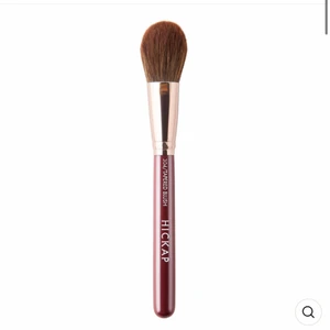 Hickap - Säljer min helt nya sminkorste från hickap, råkade köpa två så säljer därför en här. Här kommer en kort beskrivning från hemsidan. Tapered Blush Brush 304 är en lyxig ansiktsborste gjord för en naturlig blend. Borsten är något platt för att ge dig bra kontroll över mängd av rouge, bronzer, highlighter eller contourpuder i ett svep. Kostar 120 kr på hemsidan. 😙